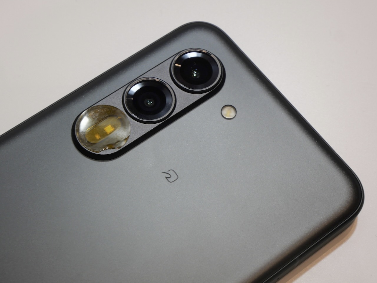 arrows Alphaは2眼カメラの下部に、独自の自律神経測定用センサーを搭載。motorola edge 60 proとは明確な違いを打ち出している