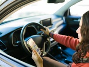運転時間の21％が「ながらスマホ」、大半が娯楽目的–ティーン対象の米調査