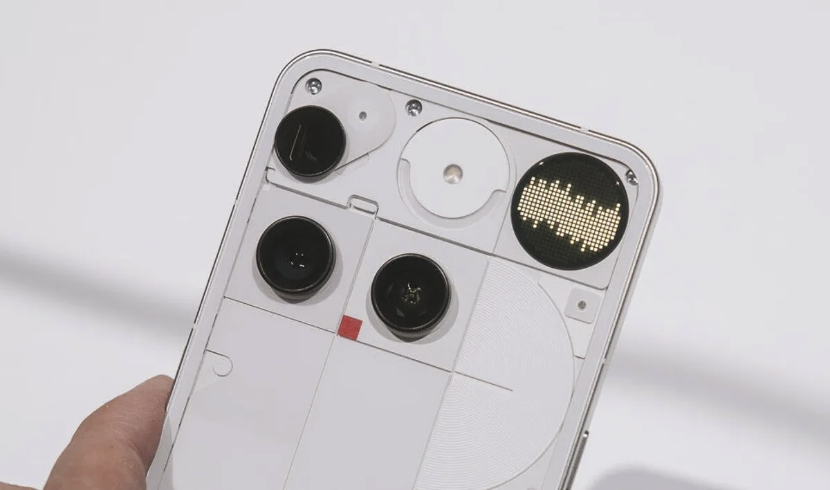 Nothing Phone 3は、従来のGlyphインターフェースに代えて、新たな「Glyph Matrix」ディスプレイを採用した。 撮影：Andrew Lanxon（CNET）