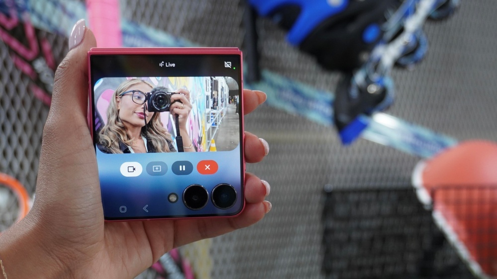 Gemini Liveを起動したGalaxy Z Flip7のカバー画面