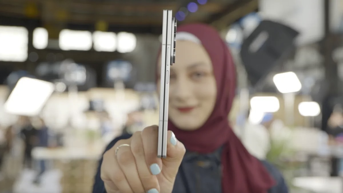 折りたたんだ状態でも厚さはわずか8.9mm（Numi Prasarn／CNET）
