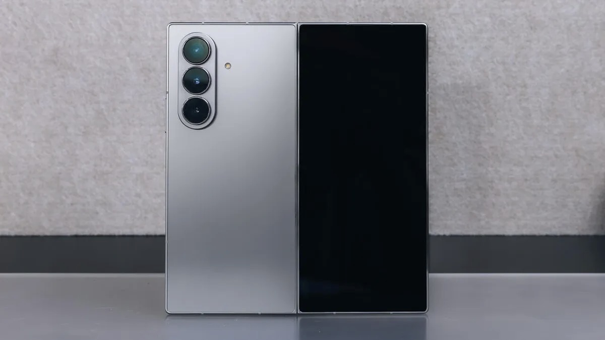 215gという軽さながら、画面サイズもさらに拡大（Joseph Maldonado／CNET／PCMag）