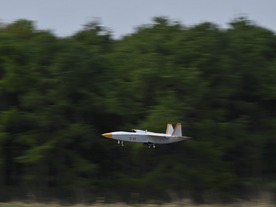 SUBARU、有人戦闘機と協調する無人機　自律編隊飛行も
