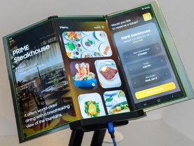 サムスンの3つ折りスマホ、年内に発売目指す--幹部が明言