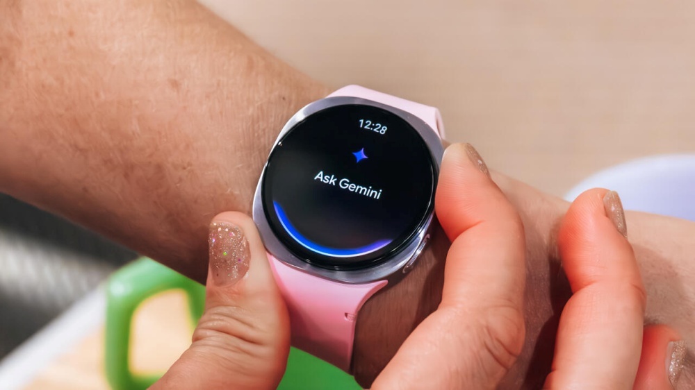 「Ask Gemini」と表示されたスマートウォッチ
