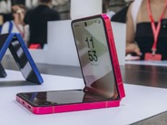 サムスン最新折りたたみスマホを入手も、すぐ「コンクリ地面」に落としてしまった話