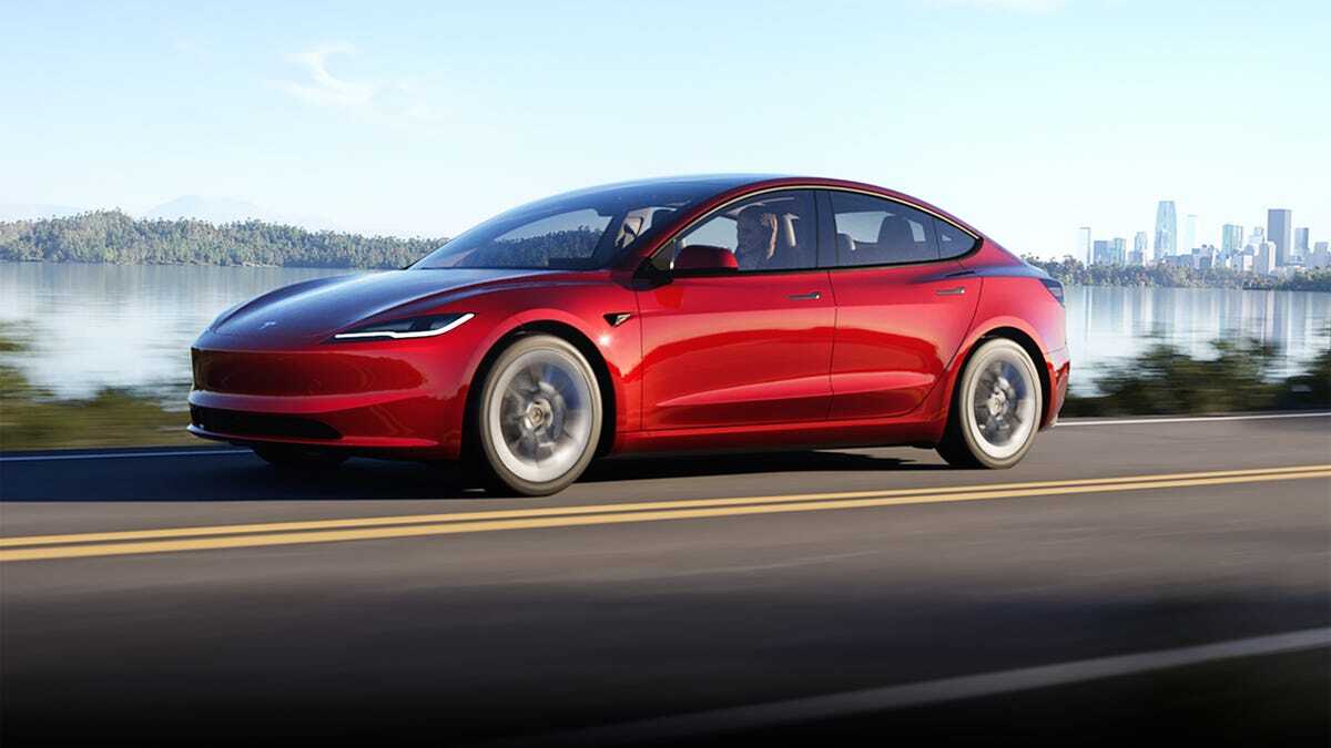 道路を走行するTeslaのEV