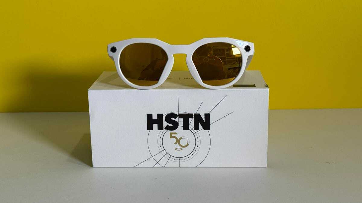 梱包箱とその上に置かれたOakley Meta HSTN