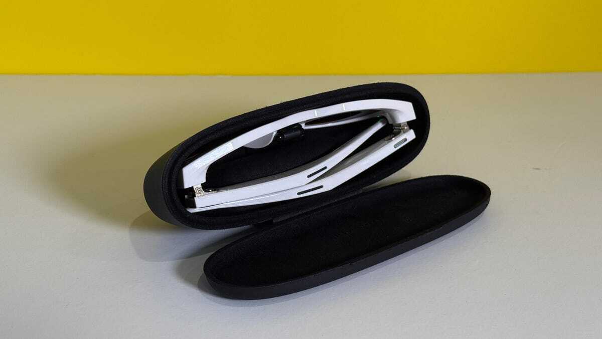 ケースに収まったOakley Meta HSTN