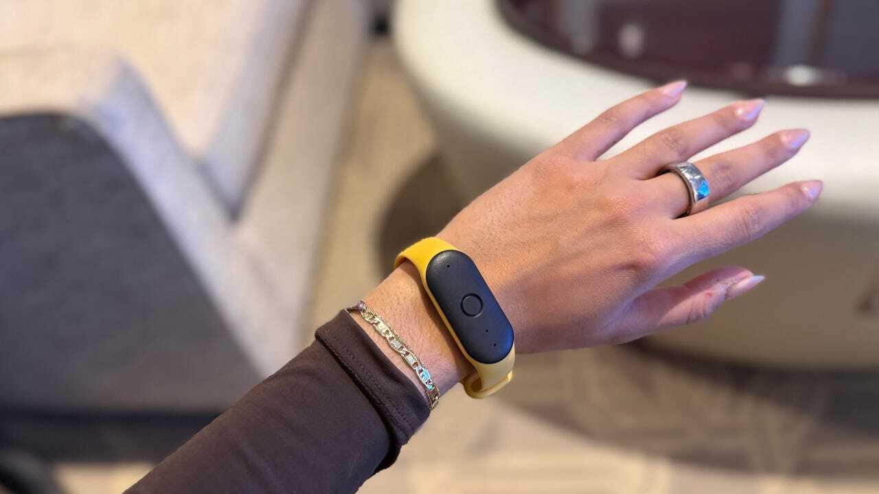 Beeのリストバンドを着けた筆者の腕