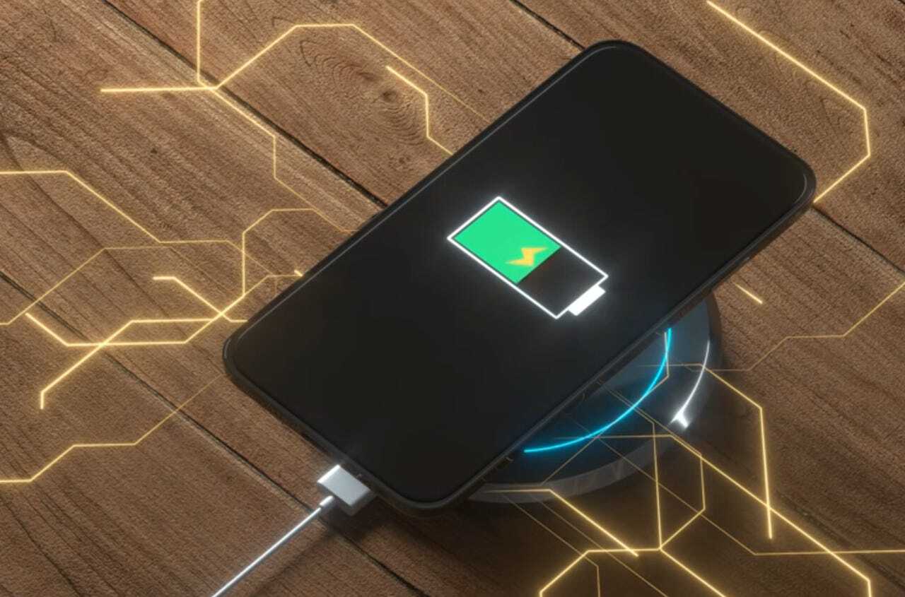 ワイヤレスで充電中のスマートフォン