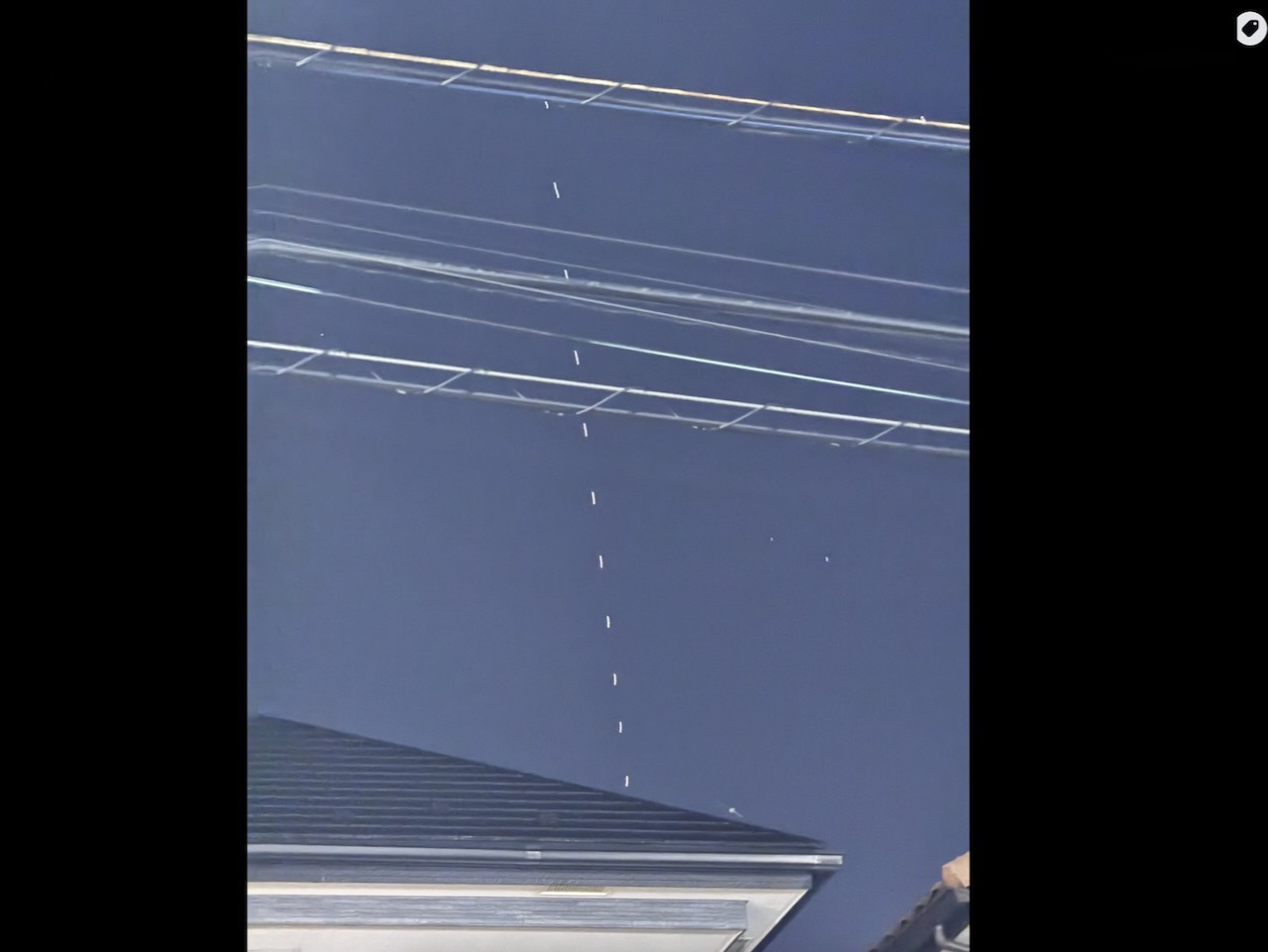 29日未明の空に現れた光の列（撮影：コヤマタカヒロ氏）