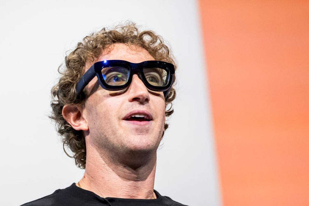 スマートグラスを着けたMark Zuckerberg氏