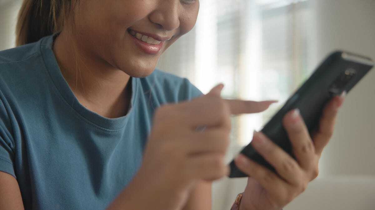 スマホに向けて語る人物