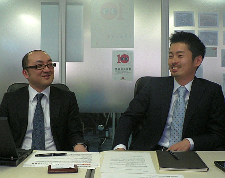Fringe81 代表取締役社長の田中弦氏（左）と社外取締役の川崎裕一氏