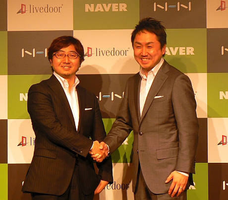 >NHN Japan代表取締役社長の森川亮氏（左）とライブドア代表取締役社長の出澤剛氏