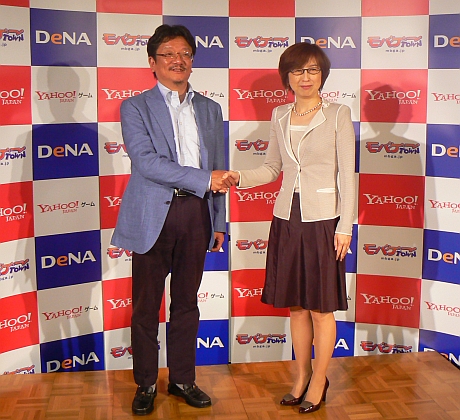 ヤフー代表取締役社長の井上雅博氏（左）とDeNA代表取締役社長兼CEOの南場智子氏