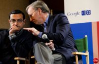 GoogleのCEOであるEric Schmidt氏（右）とエンジニアリング担当バイスプレジデントVic Gundotra氏は、Googleはうまい手を打てば家電業界の一員になれるかもしれないと考えている。
