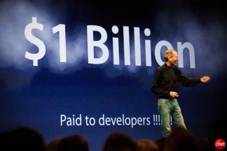 米国時間6月7日、WWDCで開発者を前に自説を展開するSteve Jobs氏。