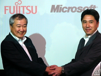 富士通 常務理事 サービスビジネス本部長の阿部孝明氏（左）と、マイクロソフト 業務執行役員 エンタープライズパートナー営業統括本部長の五十嵐光喜氏