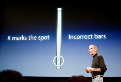 Appleの最高経営責任者（CEO）Steve Jobs氏にとって、米国時間7月16日の午前はあまり楽しい時間ではなかった。しかし、「iPhone 4」に問題があることを認め、無料の解決策を提供したことで、この深刻さを増していた問題の沈静化に成功した可能性が高い。