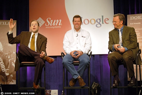  SunとGoogleは2005年、Javaに関する提携を発表した。壇上で提携について語る当時のSun社長であるJonathan Schwartz氏と同じくCEOであるScott McNealy氏、そして、GoogleのCEOであるEric Schmidt氏。