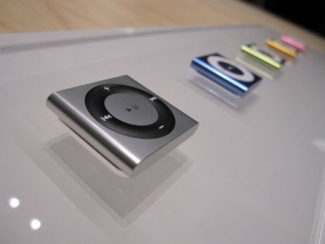 新しい「iPod shuffle」のラインアップ。2010年のApple音楽および動画イベントのショー会場に展示されていたもの。