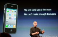  iPhone 4のアンテナが批判の対象となったが、ユーザーに無償ケースを提供することで、Appleは顧客に対する体面を保つことができた。