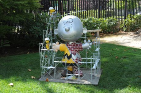 これはミネソタ州セントポールで開催されたCharlie Brown around Townショーのために、TivoliTooが2001年に当地で製作した「Under Construction Brown」だ。