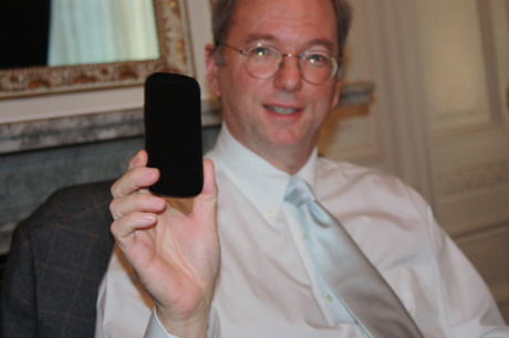 うわさされる「Nexus S」と思われる未発表のAndroid端末を持つEric Schmidt氏。
