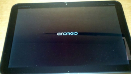 Motorola製Android（Honeycomb）搭載タブレットの流出画像。デバイスにはVerizonロゴが付いている。