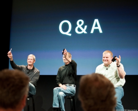 Steve Jobs氏は、Tim Cook氏（左）を主要イベントのステージに上げることが増えてきていた。この写真は、iPhone 4のアンテナ問題の記者会見で、Bob Mansfield氏（右）とともに質問に答える両氏。