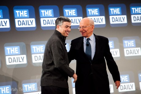 The Daily発表におけるApple幹部Eddy Cue氏とNews Corp.会長Rupert Murdoch氏（右）