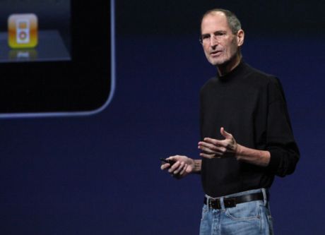 壇上で「iPad 2」を紹介するAppleの最高経営責任者（CEO）Steve Jobs氏