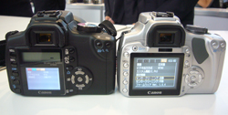 左：EOS Kiss Digital N、右：EOS Kiss Digital X。液晶モニターの大きさや、視野角も大きく異なる