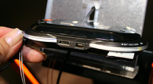 サイドには、ヘッドセットジャック、USBポート、メモリースティックデュオスロットが搭載されている。反対側には、曲の送りが行えるジョグレバーも搭載されている