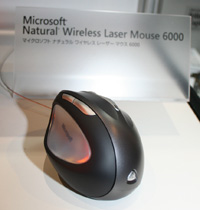 エルゴノミクスデザインを採用したNatural Wireless Laser Mouse 6000。日本では、年末から来春にかけて発表が見込まれる