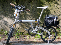 輪行に使う折りたたみ自転車「BD-1」。ハンドルにGPSをつけて走る。これは京都の持越峠で撮った写真。