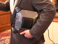 W-SIMカードに対応した、ビジネス向け音声会議用スピーカーホン。電話回線のあるなしやケーブルにとらわれず、どこでも会議ができる