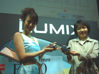 “お嬢様カメラ”DMC-FX30（左）と“奥様カメラ”DMC-TZ3