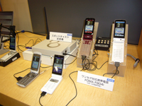 “ワンセグを活用した「スポットキャスト」。送信機にワンセグ動画コンテンツをいれておくと、ワンセグ対応の携帯電話で閲覧できるもの。未発売のF904iが使用されている