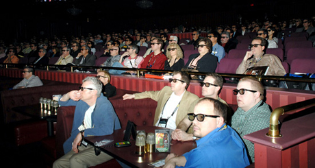 Real Dの黒い特殊メガネをかける観客たち
