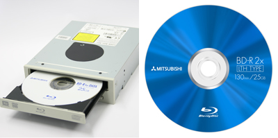 ディスクとドライブの試作品（左）、有機色素記録膜のBD-R（右）