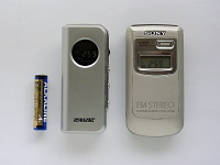 2代目、3代目の携帯ラジオ。3代目のSRF-M97Vは電池が1本になり軽量化された。聴けるTVが1〜3chから1〜12chと増えていたりもする