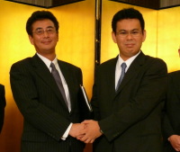 イー・アクセス 代表取締役社長の深田浩仁氏（左）とアッカ・ネットワークス代表取締役社長の須山 勇氏（右）