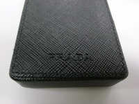 この黒いケースに価値あり！PRADAロゴが引き立つ。もちろんケースにもPRADAロゴ入ってます