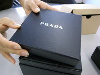 “PRADA”の輝きがまぶしいPRADA Phoneのパッケージ