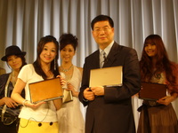 左：日本担当Eee PCアカウント・マネージャのリンダ・シェー氏、右：ASUS CEOのジェリー・シェン氏