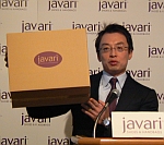 Javari.jpの配送ボックスを掲げるジャスパー・チャン氏