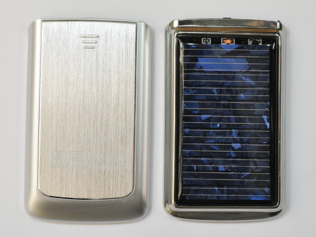 裏蓋が2枚入っている。ガラス素材っぽい右のものが「太陽電池搭載裏蓋」である！このアイデア、なんで他のメーカーは真似しないんだろう？